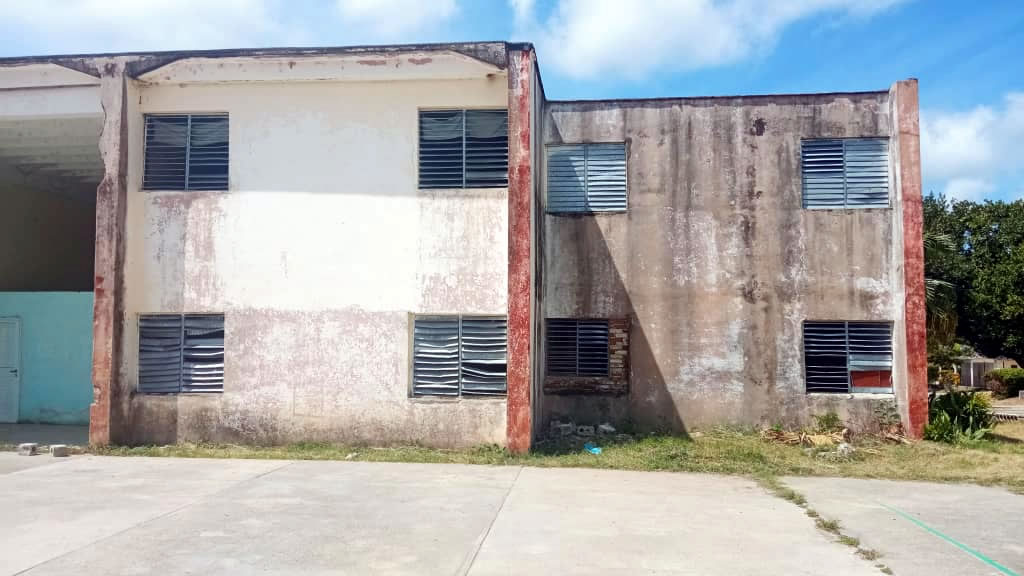 En las imágenes: Secundaria Básica José Martí y el seminternado Lino Pérez, ambos en Camajuaní. En las imágenes: Secundaria Básica José Martí y el seminternado Lino Pérez, ambos en Camajuaní.
